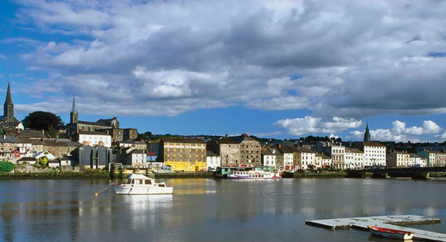 Wexford Town Harbour, bustling with
fishing boats and pleasure craft
DK Back Roads Ireland