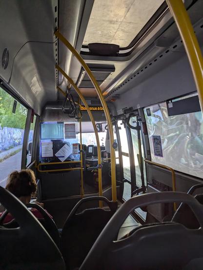 Interieur d'un minibus TAD transport à la demande de la région toulousaine exploité par tisséo. Le panneau lumineux affiche "bienvenue à bord".
