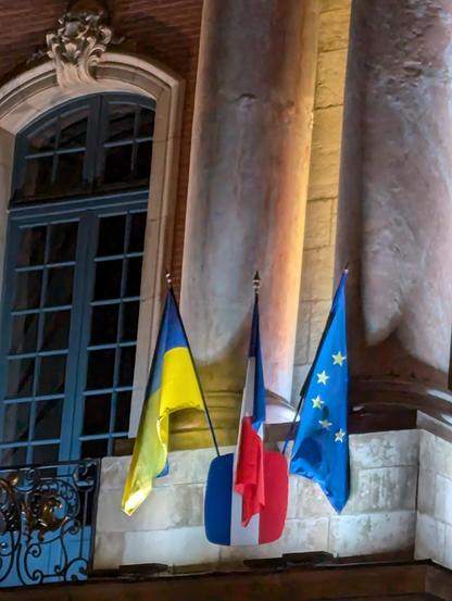 Prise de détail d'un drapeau européen, français et ukrainien sur la façade de l'hôtel de ville à Toulouse.