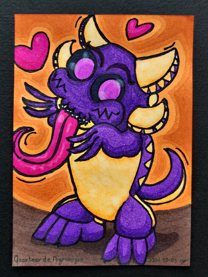 Un portrait de Quartear, un alien violet et blanc, aux yeux roses sur noir avec 4 oreilles, une longue langue rose et joufflu, des petites dents et une queue assez courte, se tenant debout en regardant la caméra avec des coeurs au dessus de sa tête, sur un sol marron et un fond orange.