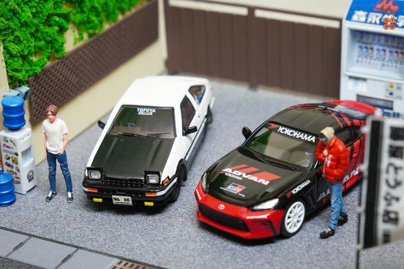 Takumi Fujiwara and a guy in red suit with Toyota 86 Trueno by Time Micro and Toyota GR86 Advan livery by Pop Race in 1:64 scale with 1:64 figure on AREA 164