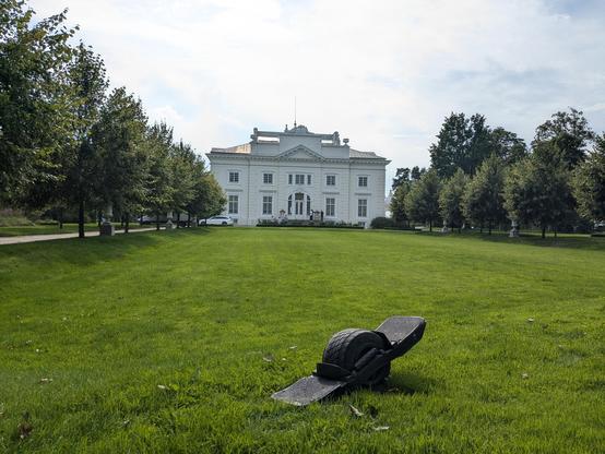 Onewheel pievoje prieš Užutrakio rūmus