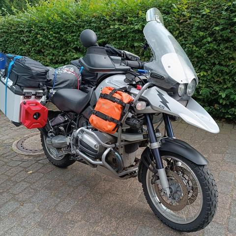BMW R1150GS mit Urlaubsgepäck beladen.