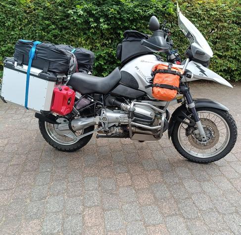 BMW R1150GS mit Urlaubsgepäck beladen.