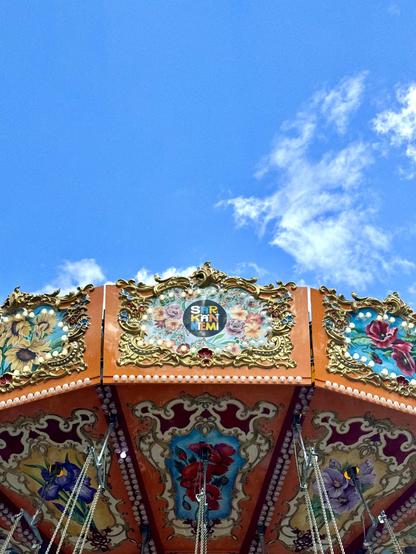Close shot of the decorative trim around the top of the Keinukaruselli wave swinger at Särkänniemi