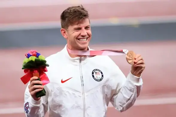 Hunter Woodhall celebrating bronze in the 400m T62