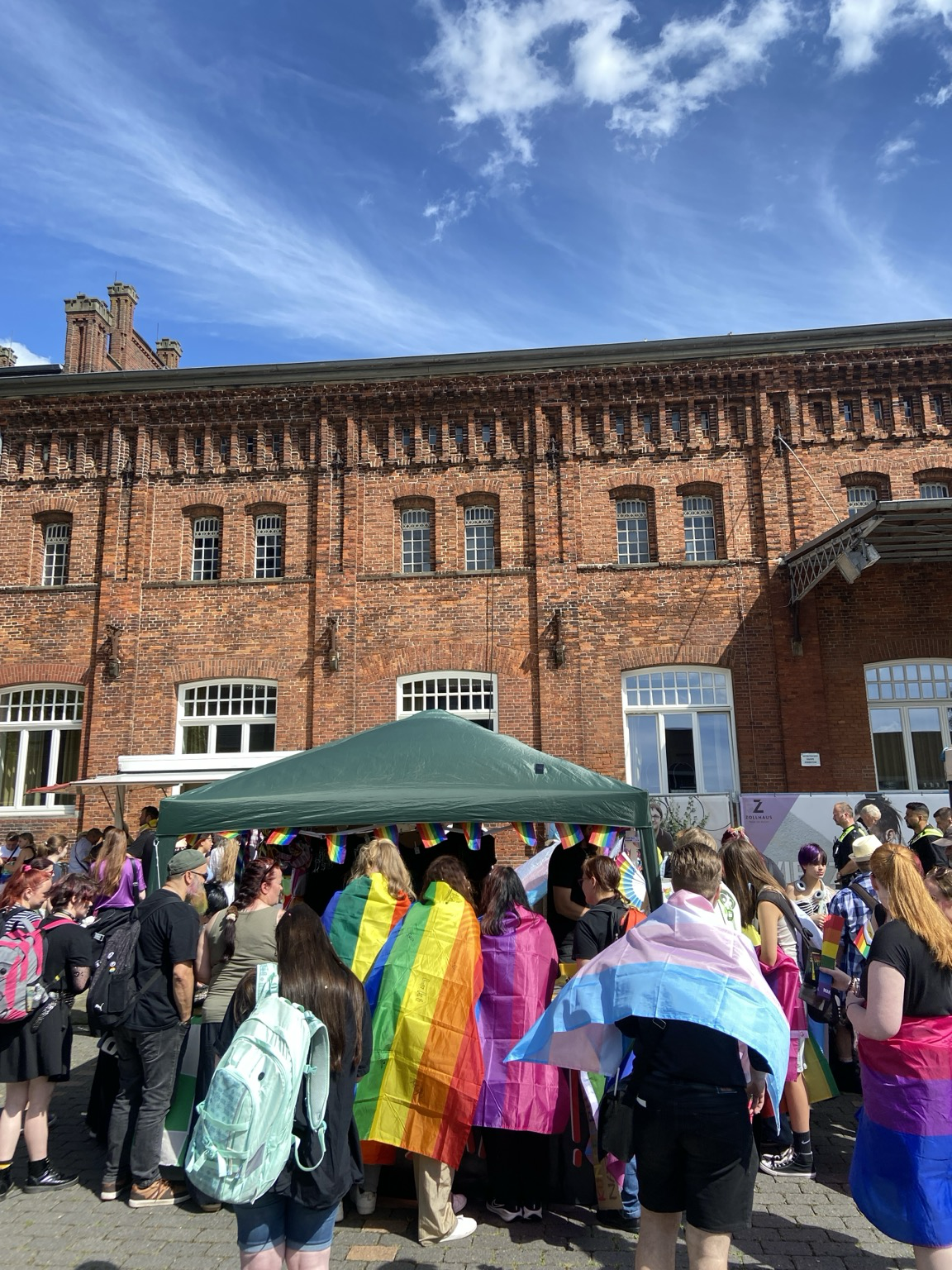 😍 #csd #leer #ostfriesland #pride #pride2024 Das 3. Mal CSD in Leer! Raus auf die Straßen und sichtbar sein. Auch der Bürgermeister und Landrat waren am Start und unterstützen die #Vielfalt 👍🏼🌈