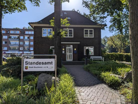 Standesamt (civil registration office) of the city Buchholz. The building is a non-descript red brick block but at least there’s some greenery around it, not a given in a city.