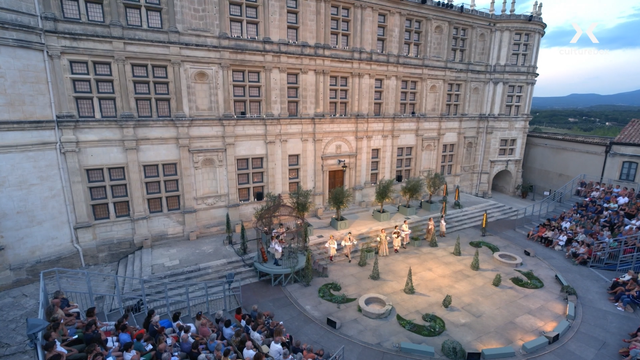 What could be more natural, for its 400th anniversary, than to invite Molière to the heights of Grignan, at the foot of this castle inseparable from the Marquise de Sévigné, a regular spectator and supporter of the most renowned French playwright? To celebrate this anniversary during the summer of 2022, the director Julia de Gasquet had set her sights on Les Fâcheux. Created in 1661 at the Château de Vaux-Le-Vicomte during a party organized by its owner, Nicolas Fouquet, this comedy-ballet is, by far, not Molière's most performed play. And we understand this only too well given its rather light plot. Éraste simply wants to join