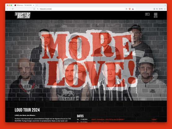 Screenshot der neuen The Busters-Webseite in schwarz, weiß und rot mit Logo und Bannerbild der Band, welches gerade in das aktuelle Tourmotto „More Love!“ überblendet.