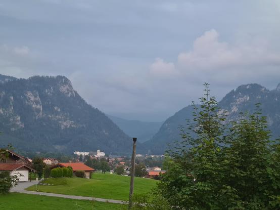 Der Blick übers Inzeller Tal, im Süden sieht man dicke dunkle Wolken.