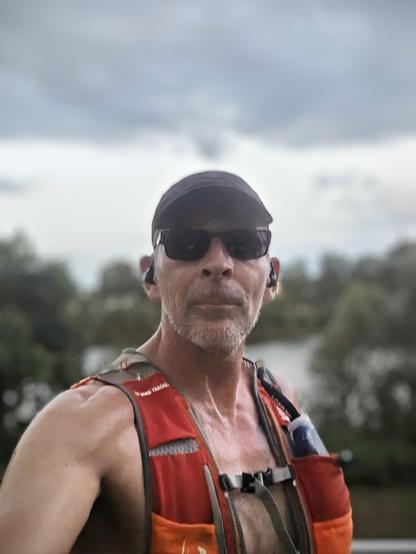 Selfie eines Runners am Fluss