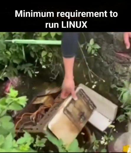 Texto: Los requisitos mínimos correr Linux
Imagen: un PC tirado en una zanja todo oxidado