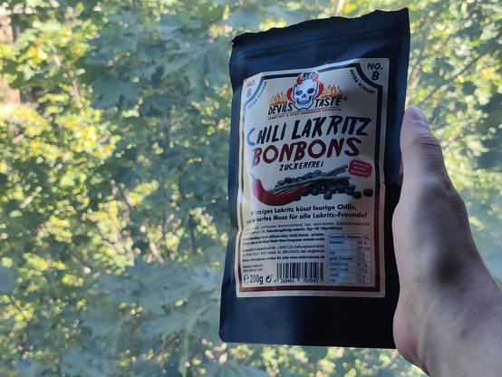 "Chili Lakritz bonbons". Ns. artisaanikarkkeja, paketissa pääkallo ja chili.