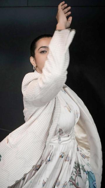 Parvathyโs latest Western outfit for the Tangalan promo has set the internet abuzz. With a perfect blend of contemporary style and timeless elegance, she effortlessly pulls off this chic ensemble. The outfit features a sleek design that complements her confident persona, making her the center of attention. Fans are raving about her fashion-forward choice, cementing her status as a trendsetter in the industry.