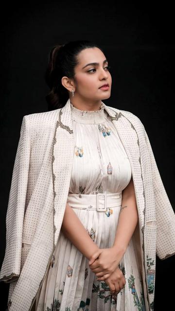 Parvathyโs Tangalan promo look is a masterclass in Western fashion. The outfit, featuring clean lines and a modern silhouette, is both bold and refined. Parvathyโs confident demeanor and striking appearance make this look a standout. Her ability to effortlessly blend classic and contemporary elements showcases her unique style. This look is sure to inspire many and set new fashion trends.