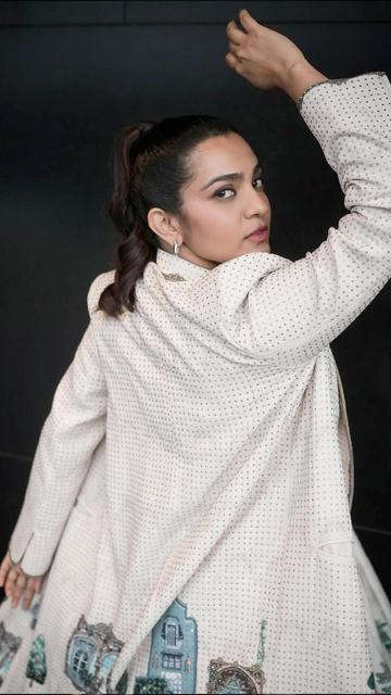 In the Tangalan promo, Parvathy takes Western fashion to a whole new level. Her outfit, characterized by its sleek design and modern flair, highlights her impeccable fashion sense. Every detail, from the fit to the accessories, has been carefully chosen to enhance her natural beauty and elegance. Parvathyโs look is a fresh take on Western fashion, and it's no surprise that it's making waves online.