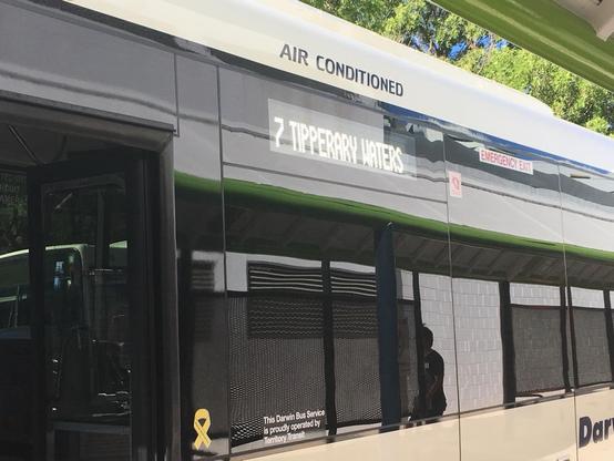 Ein Bus in Darwin an der australischen Nordküste. Am Bus wird die Richtung der Buslinie angezeigt: 2 TIPPERARY WATERS.