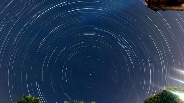 A long exposure star trail image of the northern sky, composed from many frames of 30 s expsoures, over 1 3/4 hours in total.