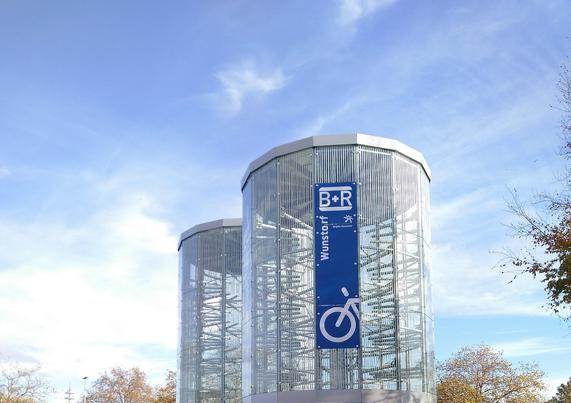 Bike-Tower Wunstorf - 2 verglaste Rundtürme vor blauem Himmel