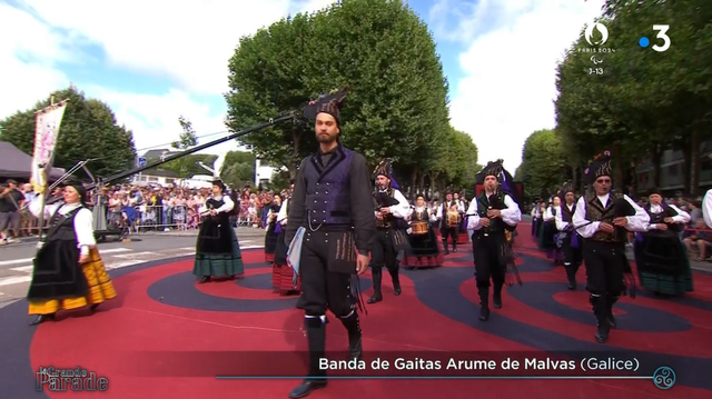 The Great Parade of Celtic Nations is the highlight of the Interceltic Festival. Like every summer, nearly 3,000 artists from Brittany, but also from Scotland, Ireland, Wales, Galicia, Asturias and even the United States will parade through the streets of Lorient, in costume and with music.