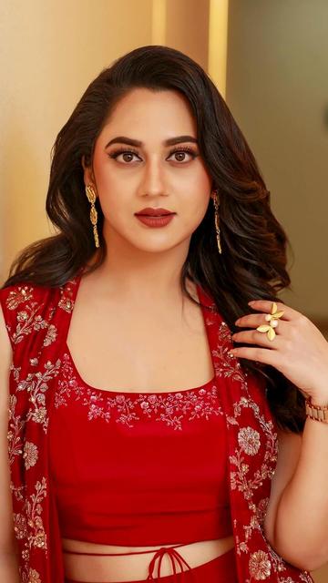 In her latest fashion statement, Miya George effortlessly combines luxury with tradition in a red outfit that’s nothing short of breathtaking. The outfit, adorned with intricate detailing, showcases her ability to embrace classic elegance while adding a touch of contemporary flair. This red ensemble not only highlights Miya’s exquisite taste but also underscores the timeless appeal of traditional attire when crafted with modern sensibilities.