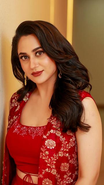 Miya George brings tradition and luxury together in a red outfit that speaks volumes about her impeccable style. This ensemble is more than just clothing; it’s a celebration of cultural heritage and contemporary fashion. The luxurious fabric and traditional design elements come together to create a look that’s both regal and modern. Miya’s red outfit is a fashion statement that resonates with those who value both tradition and luxury in their wardrobe.