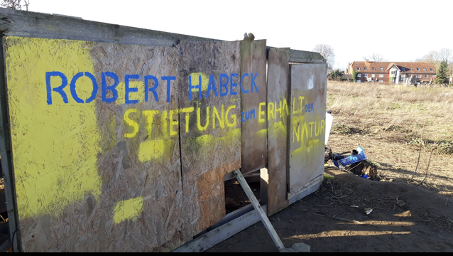 Auf einer barrikade errichtet zu Verteidigung von lützerath steht Robert Habeck Stiftung zum Erhalt der Natur.