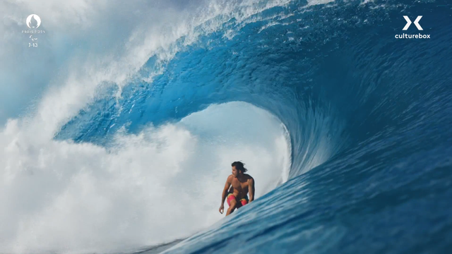 Tahiti, the Teahupo'o wave is one of the most beautiful in the world but also one of the most dangerous. This legendary site whose name means "mountain of skulls" will host the surfing events of the Paris 2024 Olympic Games. Directors Benjamin Morel and Christophe Bouquet trace the history of this sport born in Polynesia, long considered a pastime for outsiders and which became an Olympic discipline in 2020. The film, with its formal staging, is accessible to neophytes of neoprene but will also please wax addicts thanks to the wealth of its archives, like this rare sequence where we see the pioneer of surfing Duke Kahanamoku, standing on