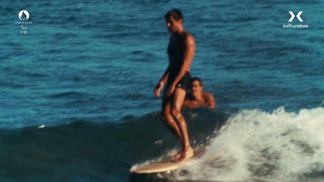 Tahiti, the Teahupo'o wave is one of the most beautiful in the world but also one of the most dangerous. This legendary site whose name means "mountain of skulls" will host the surfing events of the Paris 2024 Olympic Games. Directors Benjamin Morel and Christophe Bouquet trace the history of this sport born in Polynesia, long considered a pastime for outsiders and which became an Olympic discipline in 2020. The film, with its formal staging, is accessible to neophytes of neoprene but will also please wax addicts thanks to the wealth of its archives, like this rare sequence where we see the pioneer of surfing Duke Kahanamoku, standing on