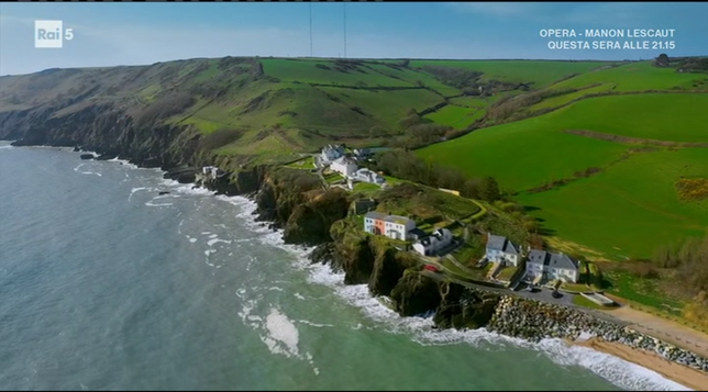 The romantic and stormy Widemouth Bay in Cornwall is the starting point of the second episode of the series. Braving the harsh weather of the Atlantic coast, we will trace the settlements of the ancient Celtic populations and their ancient dialects; we will get to know the historic inn that hosted the writer Thomas Hardy in 1870. The arrival point, the village of Tintagel where the legends of the Arthurian cycle hover. Guests of the episode are the singer-songwriter Gwenno, the explorer Robin Hanbury-Tenison.