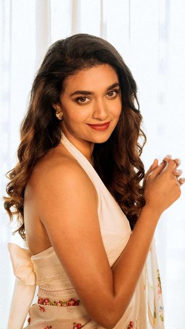 Keerthy Suresh continues to captivate her fans with her impeccable fashion sense, and her recent choice of a white floral saree is no exception. The saree’s soft floral motifs and the elegant drape make it a standout piece, perfect for those who love to embrace traditional wear with a contemporary edge. Paired with minimal accessories, Keerthy’s look is both sophisticated and fresh, proving that simplicity can be truly stunning.