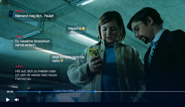 Screenshot aus der ARD-Aktion "Kinder stören" zu Cybermobbing, in der ein fiktiver Chatverlauf zwischen zwei Kindern gezeigt wird, in der Julius Paula unter anderem als hässliche Streberkuh bezeichnet und ihr droht, ihr das Fahrrad abzuziehen, wenn sie nicht aufhört, sich zu mleden.