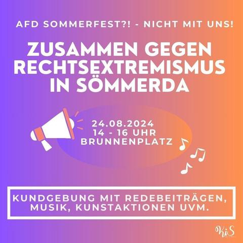 Ein Plakat mit Farbverlauf von Lila zu Orange. Der Haupttext lautet "AFD SOMMERFEST?! - NICHT MIT UNS! ZUSAMMEN GEGEN RECHTSEXTREMISMUS IN SÖMMERDA". Darunter sind Datum (24.08.2024), Uhrzeit (14-16 Uhr) und Ort (Brunnenplatz) angegeben, begleitet von Symbolen für ein Megafon und Musiknoten. Am unteren Rand steht "KUNDGEBUNG MIT REDEBEITRÄGEN, MUSIK, KUNSTAKTIONEN UVM." in einem weißen Kasten. In der rechten unteren Ecke befindet sich ein Logo "KiS".