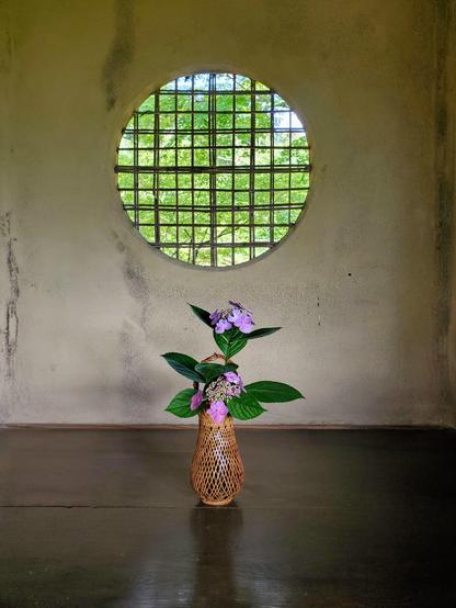 Round windows are a common feature in temple architecture, especially those affiliated with the zen sects. This window belongs to a teahouse at Kodai-ji.