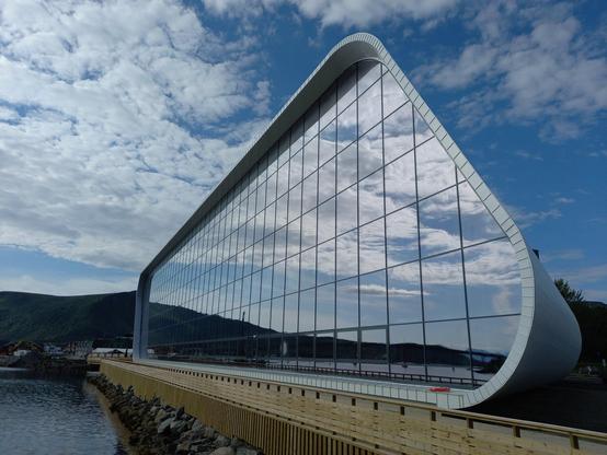 Das Huritgrugen-Museum von außen. Das Gebäude wurde um das Schiff herum gebaut, um den Verfall zu stoppen. Zur Seeseite hin hat das Gebäude eine riesige Glasfront.