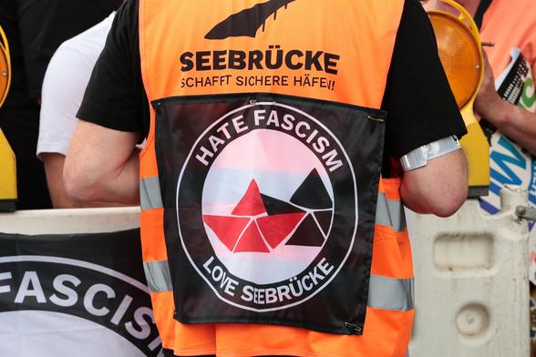 Weste mit der Aufschrift "Hate Fascism - Love Seebrücke".