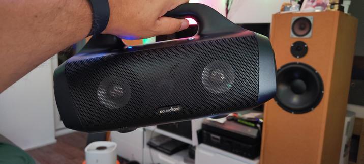 Ich hate eine Boombox von Soundcore in meiner ausgestreckten Hand.