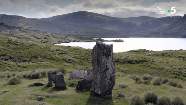 From Dublin to Belfast, from Galway to Killarney, from the Giant's Causeway to the Cliffs of Moher, discover Ireland and its people attached to their roots.