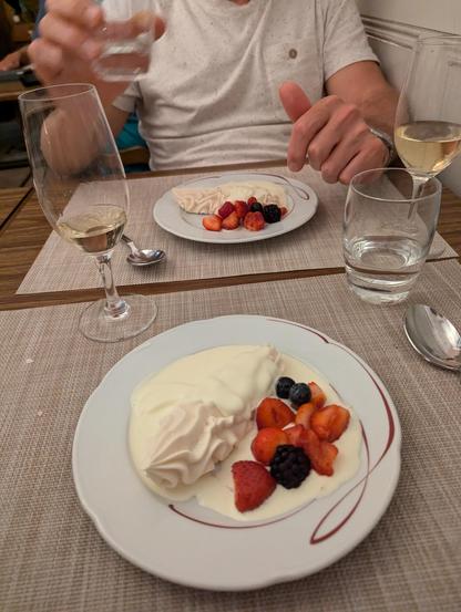 Double crème de Gruyères, meringue et fruits rouges.