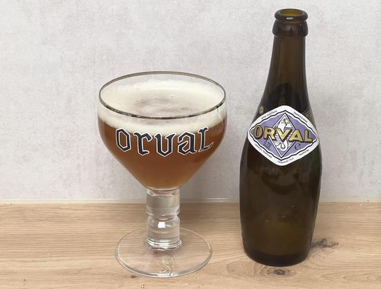 Eine kleine, bauchige 0,3l Bierflasche. Nur am Hals ein kleines, blaues Etikett mit goldenen Buchstaben „ORVAL“

Daneben ein kelchartiges Glas, ähnlich einem Champagner Kelch aber mit sehr dickem Stiel. Auch darauf der Schriftzug „orval“. 

Das Bier darin hat einen sehr feinporigen Schaum, ist leicht trüb und hat eine etwas dunklere, bernsteinartige Farbe
