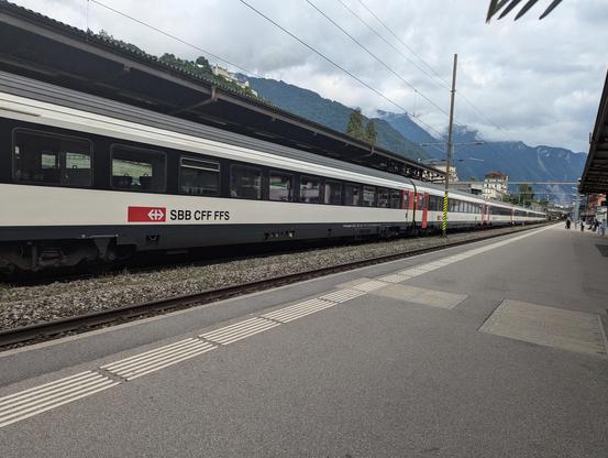 Un InterRegio composé de voitures EW-IV quitte la gare de Montreux en direction de Villeneuve et le Valais, destination Sion.