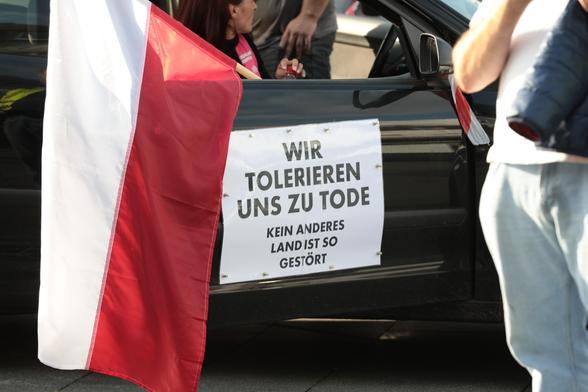 Plakat mit der Aufschrift "Wir tolerieren uns zu Tode".