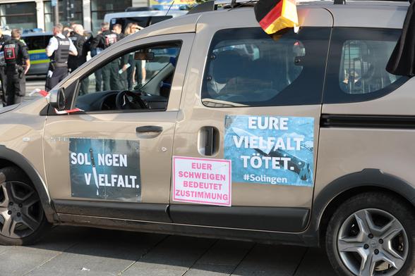 Verschiedene Plakate mit der Aufschrift "Solinger Vielfalt mit Darstellung eines Messer", "Euer Schweigen bedeutet Zustimmung", "Eure Vielfalt tötet".