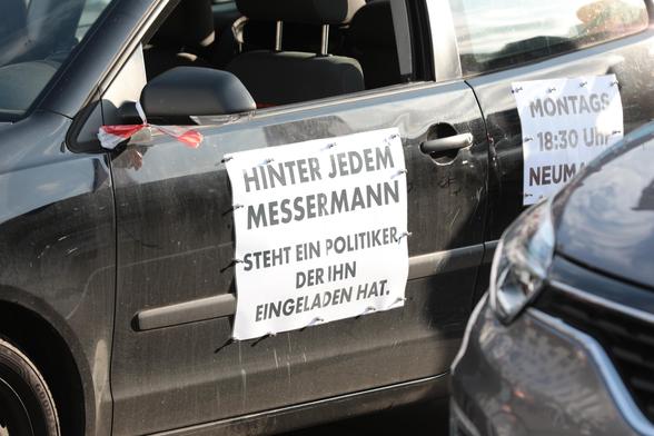 Plakat mit dem Text "Hinter jedem Messermann steht ein Politiker der ihn eingeladen hat".