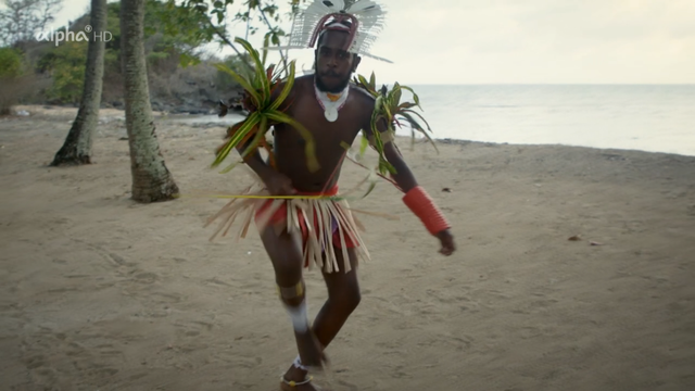 Traditions are preserved: The documentary follows some of the islanders of the Torres Strait. They include ranger Barry Pau, who looks after centuries-old fish traps. Wally Kris, who teaches children traditional dances. The artist Ken Thaiday, who carves traditional, moving dance masks and sculptures.

The residents have adapted to island life. Pregnant women are cared for by the "flying" midwife Paula Dawson, who flies thousands of miles every year to visit women on their remote home islands. The local newspaper is run by Aaron Smith. He is an editor, photographer and paperboy all in one, and is happy when the newspaper printed on the mainland arrives by ship on time. It is probably one of the few newspapers in the world that is not available on the Internet.

This documentary offers surprising insights into one of the last white spots on the world traveler's map: a unique island world, paradisiacal and rough at the same time.