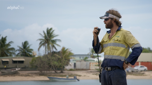 Only 20 of the islands in the Torres Strait, a strait between Australia and Papua New Guinea, are inhabited. Culturally, the islanders are closer to the South Seas than to Australia.

Life in the remote South Sea paradise has its pitfalls: there are hardly any airports, and unpredictable currents make boat trips difficult. The inhabitants deal with isolation and the scarcity of resources with ingenuity. As in Germany, the Internet is still far from being available everywhere. That is why the local radio is the institution through which people communicate with each other, send greetings and arrange to meet. Film author Sorrel Wilby presents the unique island world.