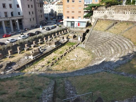 Perspectiva del Teatro romano de Trieste vista desde arriba de la grada lateral izquierda.