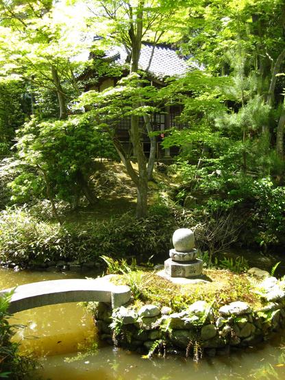 The temple of Enjo-ji (which absorbed Iwato Myoken-gu into its grounds). 