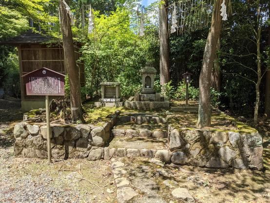 Small shrine to Shuzan Jiun Reijin, a god that helps with hemorrhoids and problems of the lower body.